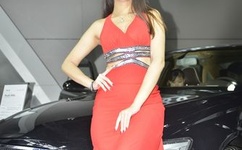 180斤男生摔伤腿体育老师背其去中考